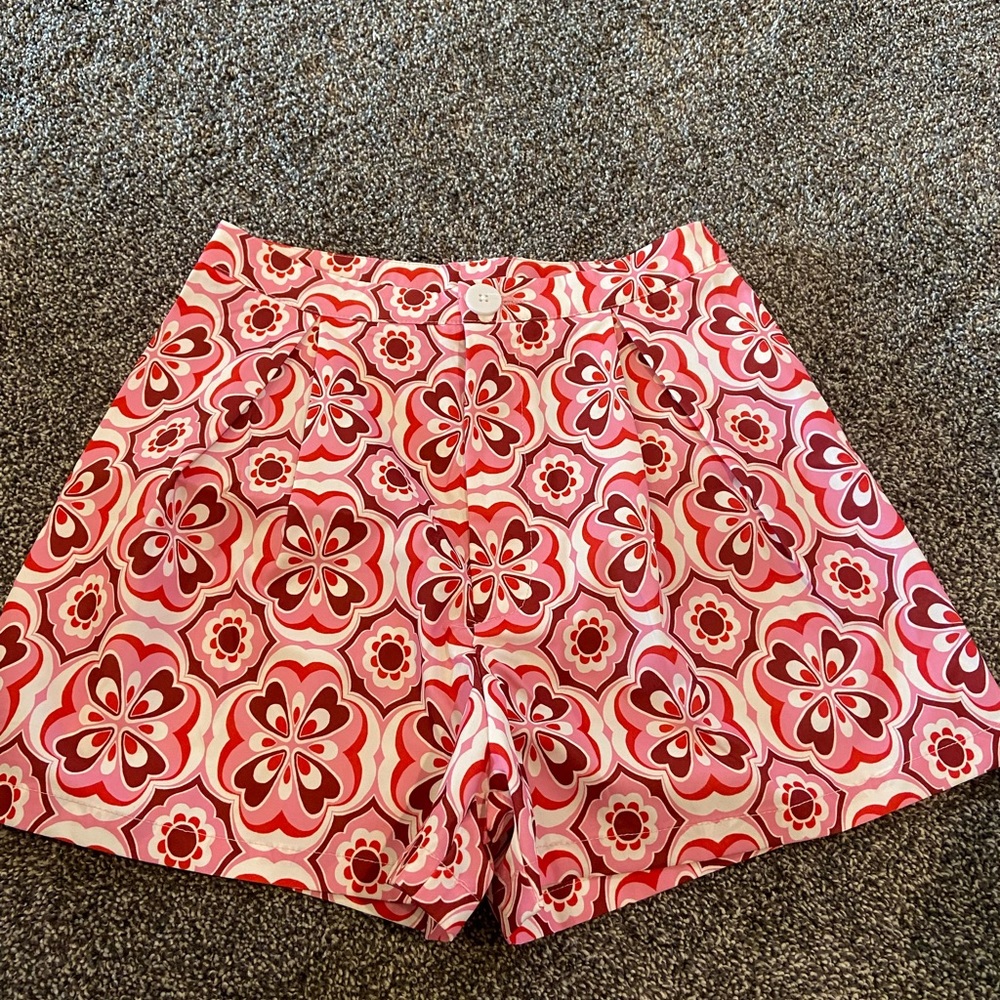 Brand NEW colorful shorts w/o tags. Size 4, runs big.